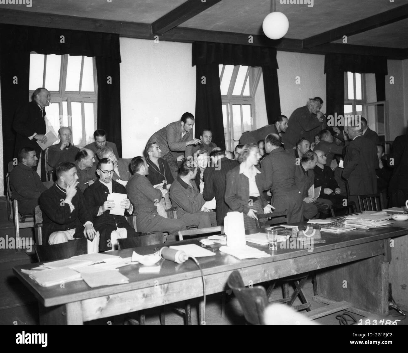 giustizia, processi, processo di Buchenwald 1947, accusati i membri della guardia del campo di concentramento di Buchenwald che parlano con i loro avvocati, SOLO EDITORIALE-USO-SOLO Foto Stock