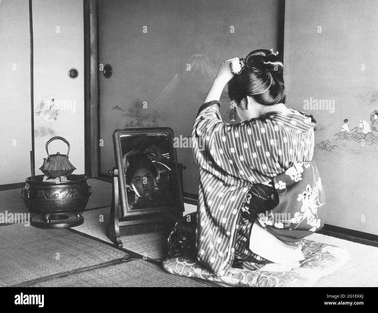 Geografia / viaggio, Giappone, persone, donne, geisha, Parrucchiere, lunghezza intera, 1950, DIRITTI-AGGIUNTIVI-CLEARANCE-INFO-NON-DISPONIBILE Foto Stock