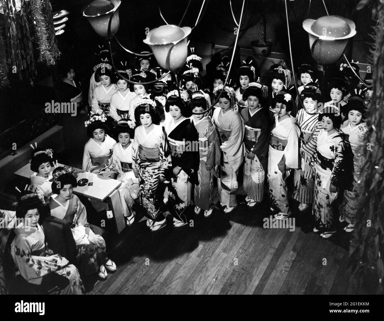 Geografia / viaggio, Giappone, persone, donne, geisha, Foto di gruppo con geishe, lunghezza intera, anni '50, INFORMAZIONI-DIRITTI-AGGIUNTIVI-DI-CLEARANCE-NON-DISPONIBILI Foto Stock