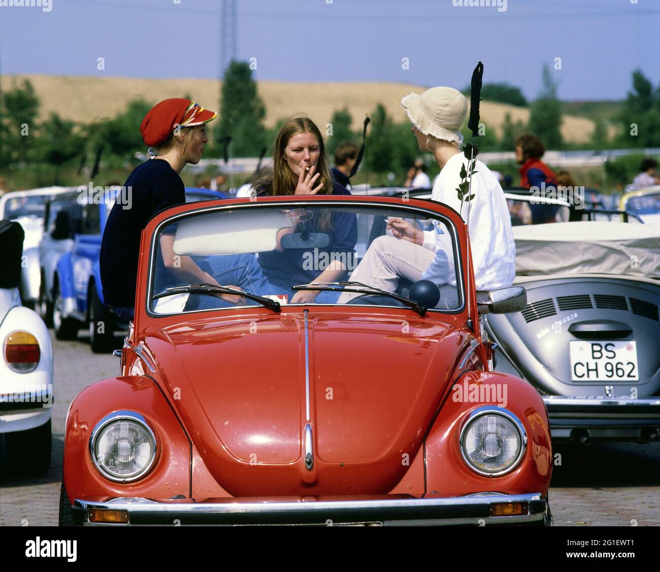 Persone, adolescente, anni '70, gruppo di adolescenti in un aperto VW Beetle, DIRITTI AGGIUNTIVI-CLEARANCE-INFO-NON-DISPONIBILE Foto Stock