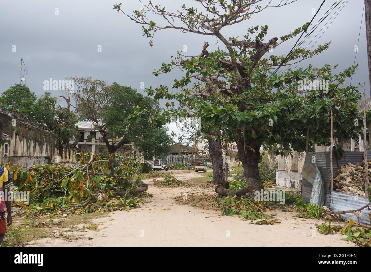 Case e strade danneggiate dopo un ciclone nella piccola città africana di Pemba, Mozambico Foto Stock