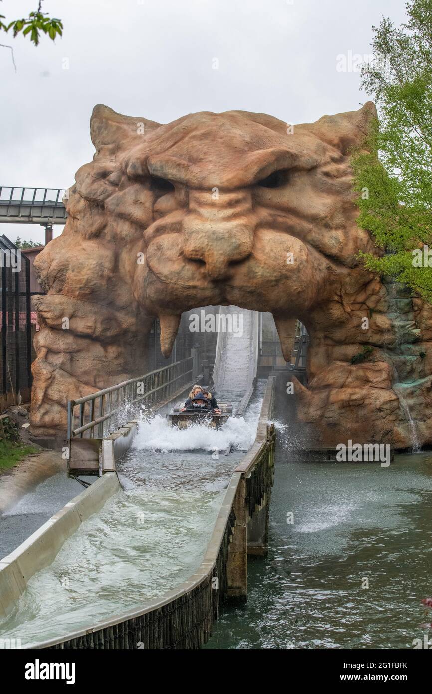 Chessington World of Adventure , evento speciale per i media per l'apertura del nuovo log flume "Tiger Falls" Foto Stock