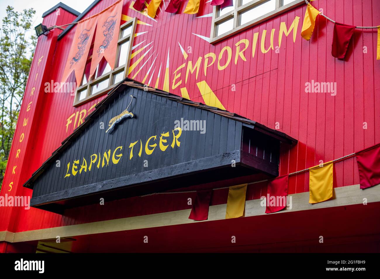 Chessington World of Adventure , evento speciale per i media per l'apertura del nuovo log flume "Tiger Falls" Foto Stock