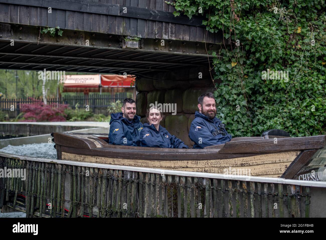 Chessington World of Adventure , evento speciale per i media per l'apertura del nuovo log flume "Tiger Falls" Foto Stock