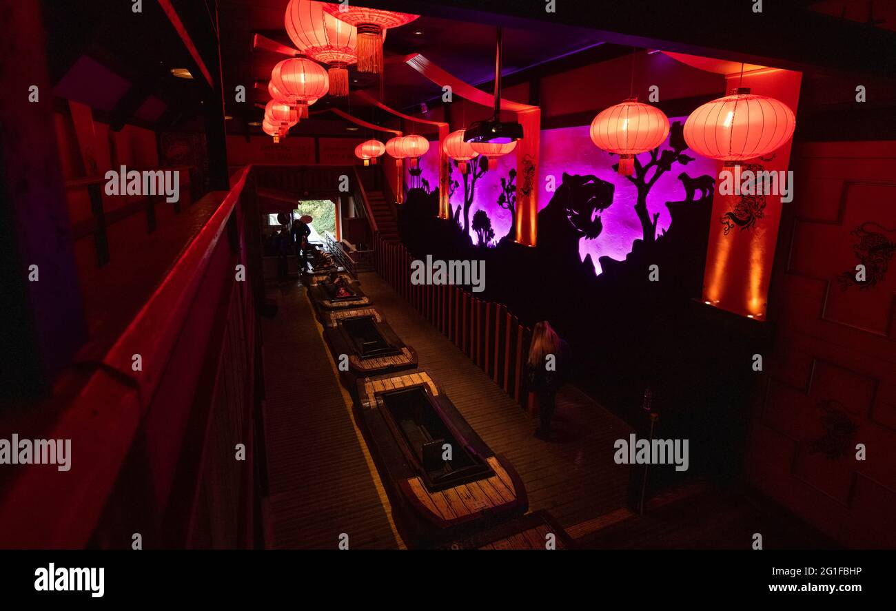 Chessington World of Adventure , evento speciale per i media per l'apertura del nuovo log flume "Tiger Falls" Foto Stock