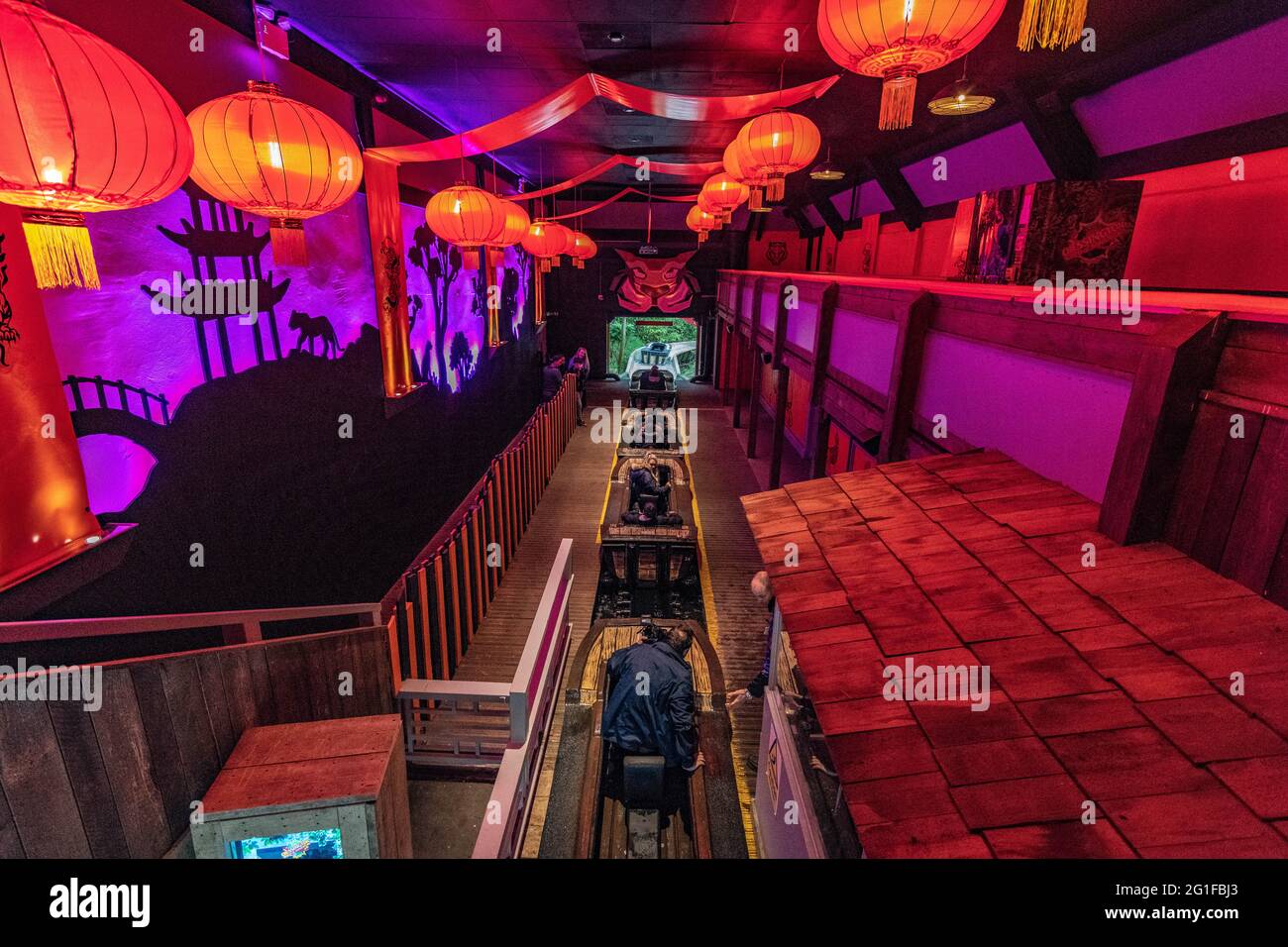 Chessington World of Adventure , evento speciale per i media per l'apertura del nuovo log flume "Tiger Falls" Foto Stock