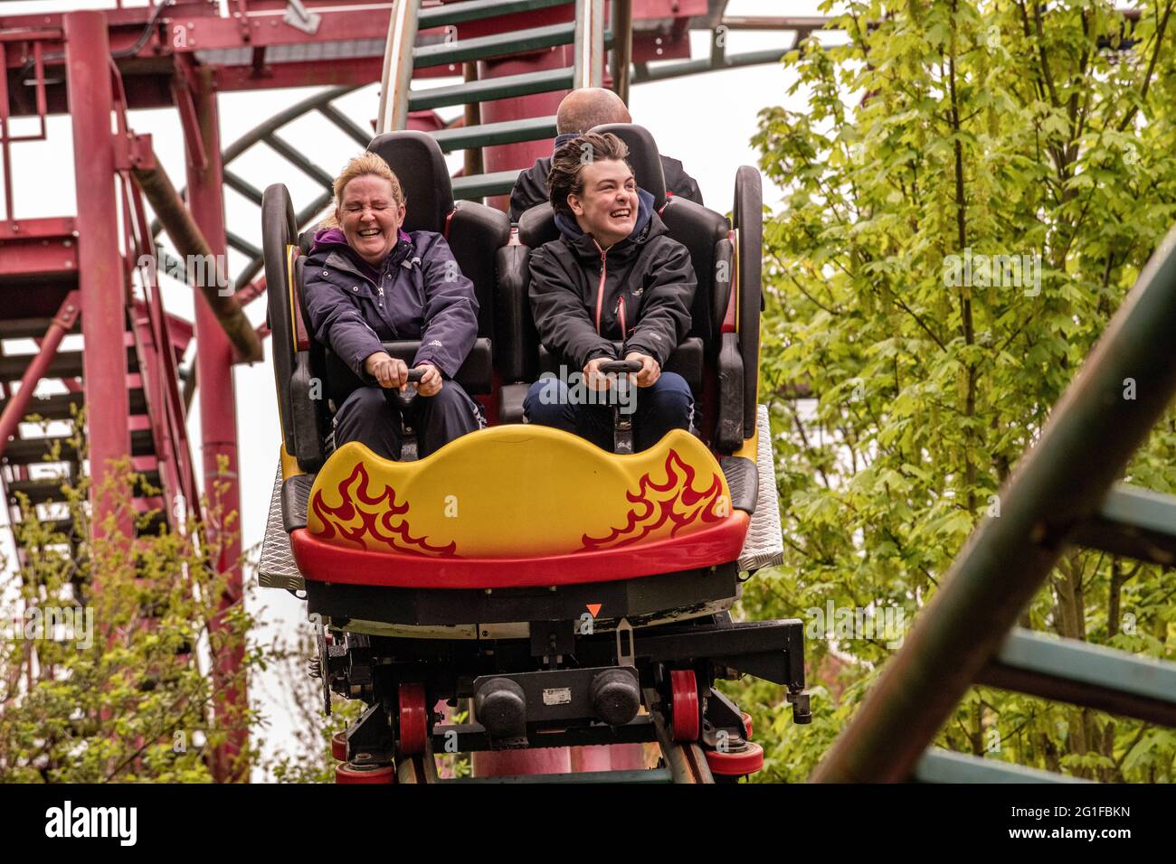 Chessington World of Adventure , evento speciale per i media per l'apertura del nuovo log flume "Tiger Falls" Foto Stock