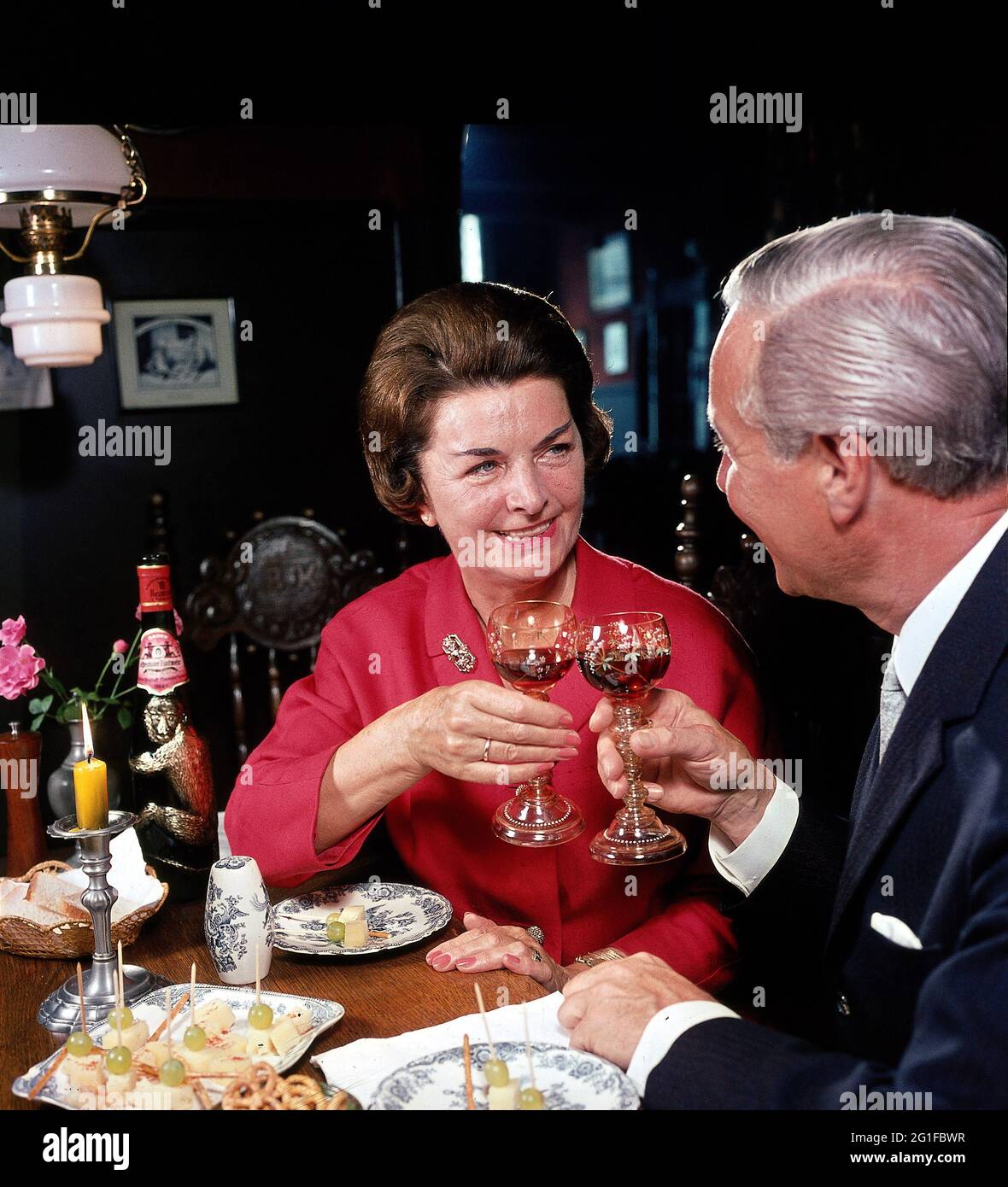 Persone, coppie, anni 60, coppia sta mangiando e bevendo, DIRITTI-AGGIUNTIVI-CLEARANCE-INFO-NON-DISPONIBILE Foto Stock