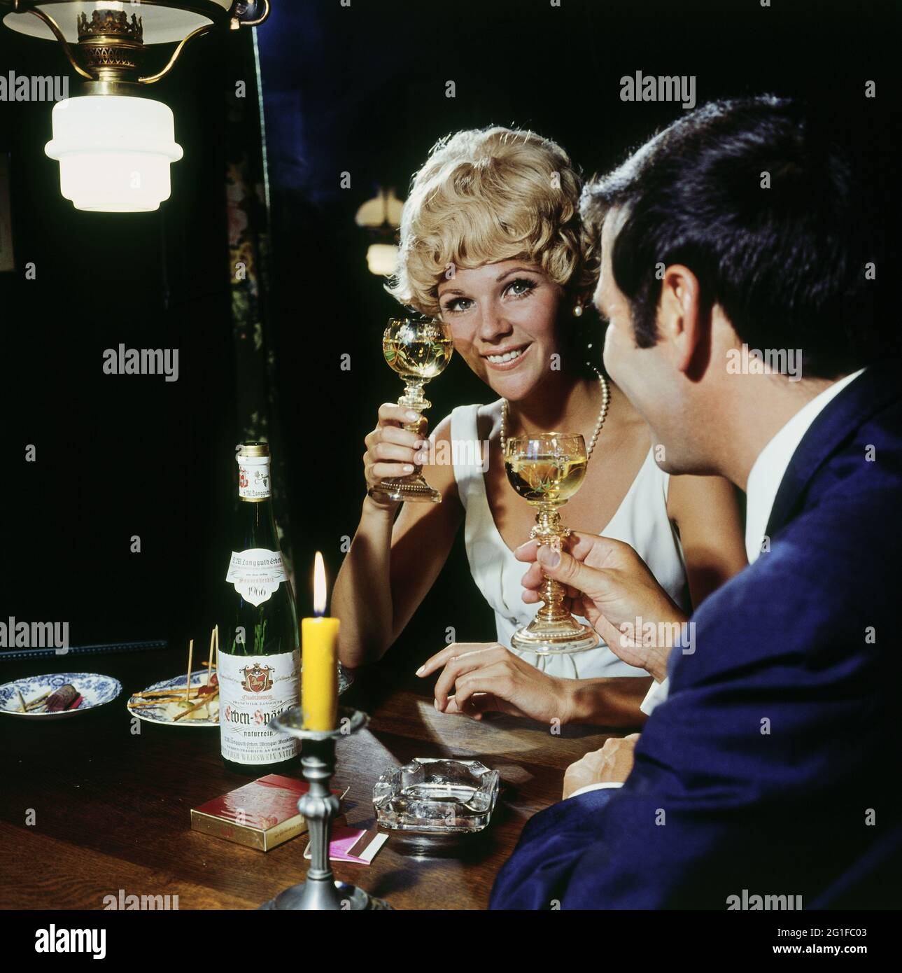 Persone, coppie, anni '60, coppia bevendo vino, DIRITTI-AGGIUNTIVI-CLEARANCE-INFO-NON-DISPONIBILE Foto Stock