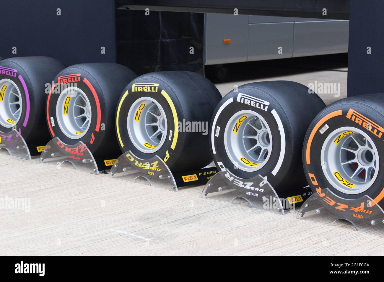 Serie di pneumatici Pirelli F1 in mostra, scattata al circuito di Silverstone, Silverstone UK. Foto Stock