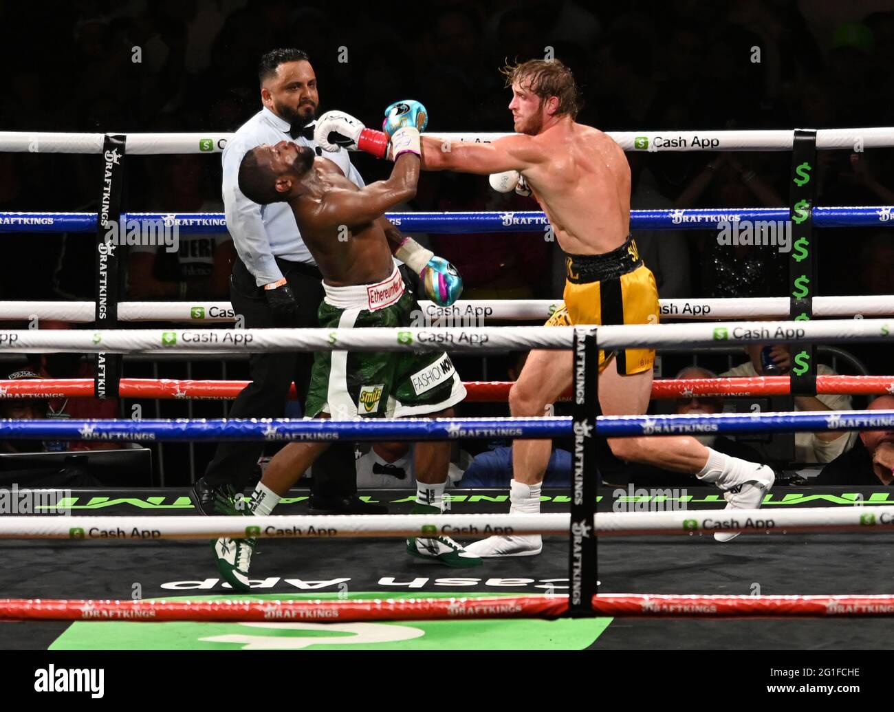Miami Gardens, Florida, Stati Uniti. 06 giugno 2021. Floyd Mayweather Vs Logan Paul durante la loro partita di pugilato in mostra presso l'Hard Rock Stadium di Miami Gardens il 6 giugno 2021 a Miami Gardens, Florida. Credit: Mpi04/Media Punch/Alamy Live News Foto Stock
