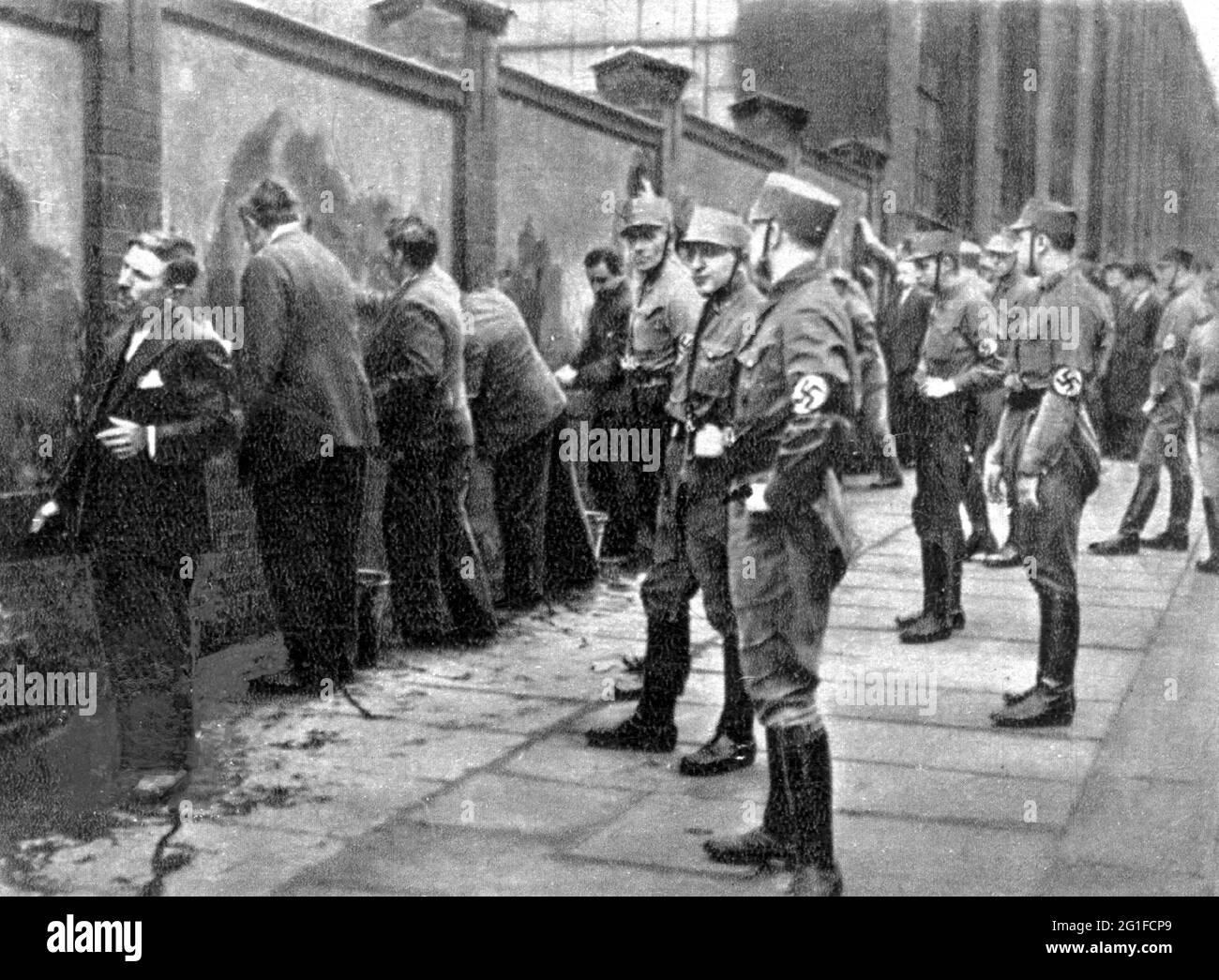 Nazionalsocialismo, criminalità grave, arresto di comunisti e socialisti dopo il 27.2.1933 da parte di membri del battaglione tempesta (SA), SOLO EDITORIALE-USO-SOLO Foto Stock