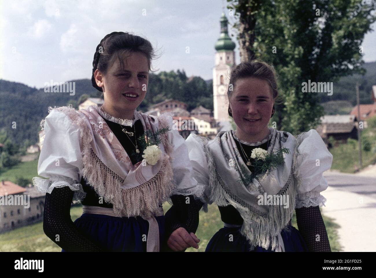 Geografia / viaggio, Italia, persone, due giovani donne in costumi tradizionali di Kastelruth, mezza lunghezza, DIRITTI-AGGIUNTIVI-CLEARANCE-INFO-NON-DISPONIBILE Foto Stock