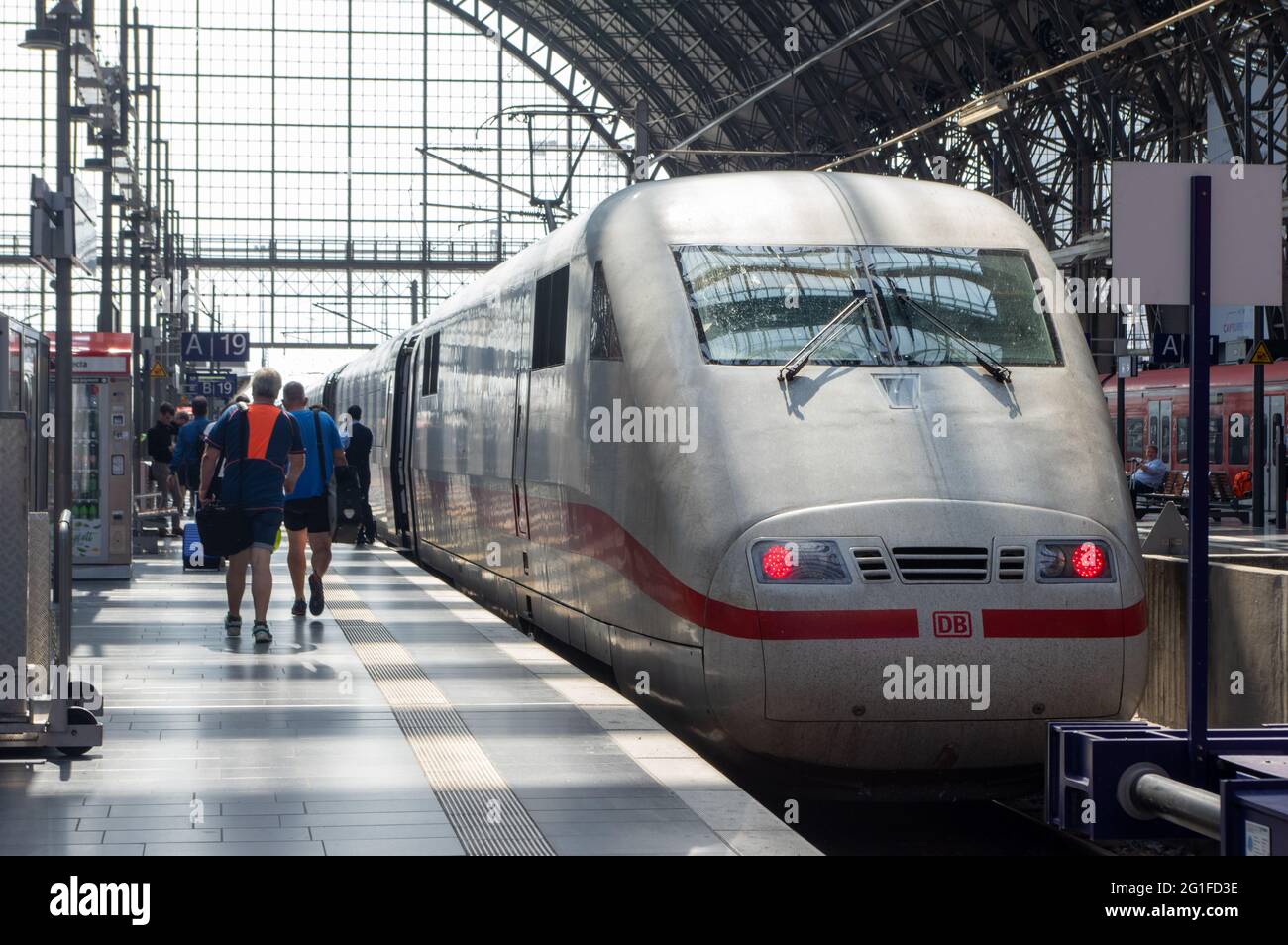 Treno Intercity Express (ICE) alla stazione centrale di Francoforte in attesa della partenza Foto Stock