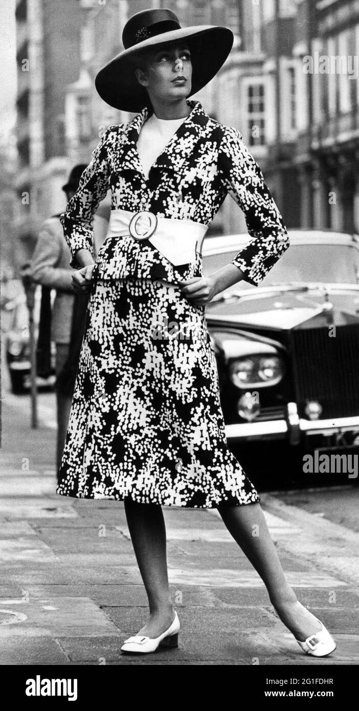 Moda, anni '70, moda del ladie, collezione estiva, modello in costume del ladie, con ampia cintura e cappello, DIRITTI-AGGIUNTIVI-CLEARANCE-INFO-NON-DISPONIBILE Foto Stock