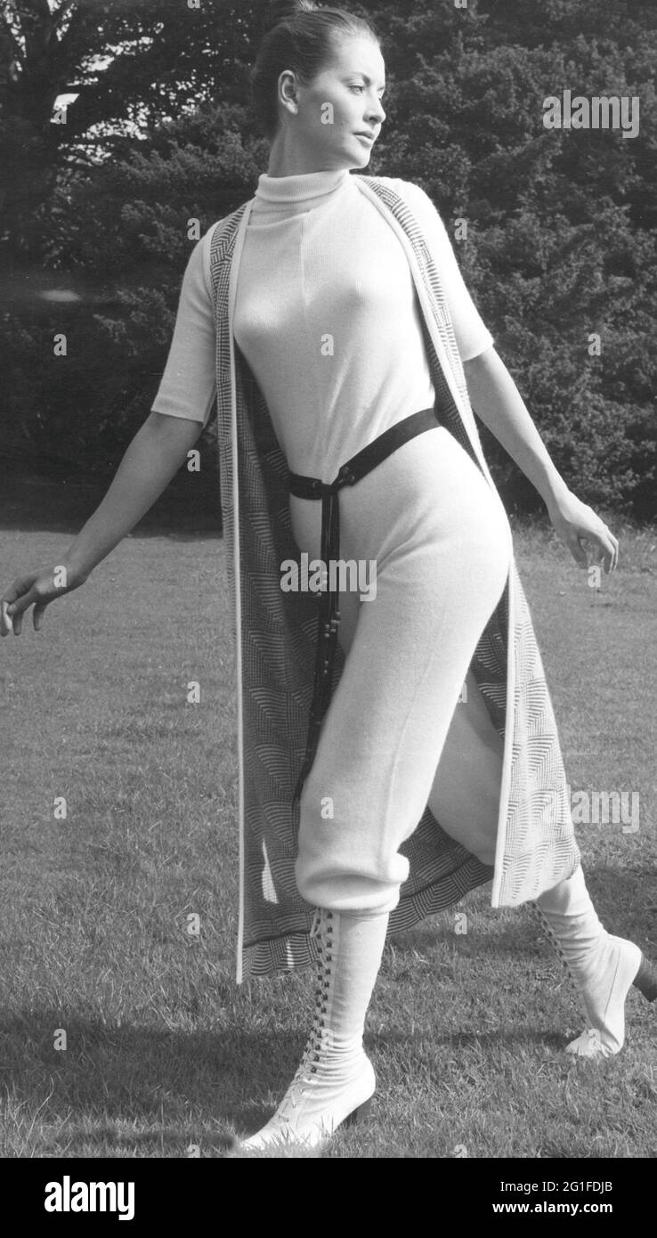 Moda, anni '70, la moda del ladie, modello in tuta di lana con cintura e cardigan, 1970, ADDITIONAL-RIGHTS-CLEARANCE-INFO-NOT-AVAILABLE Foto Stock