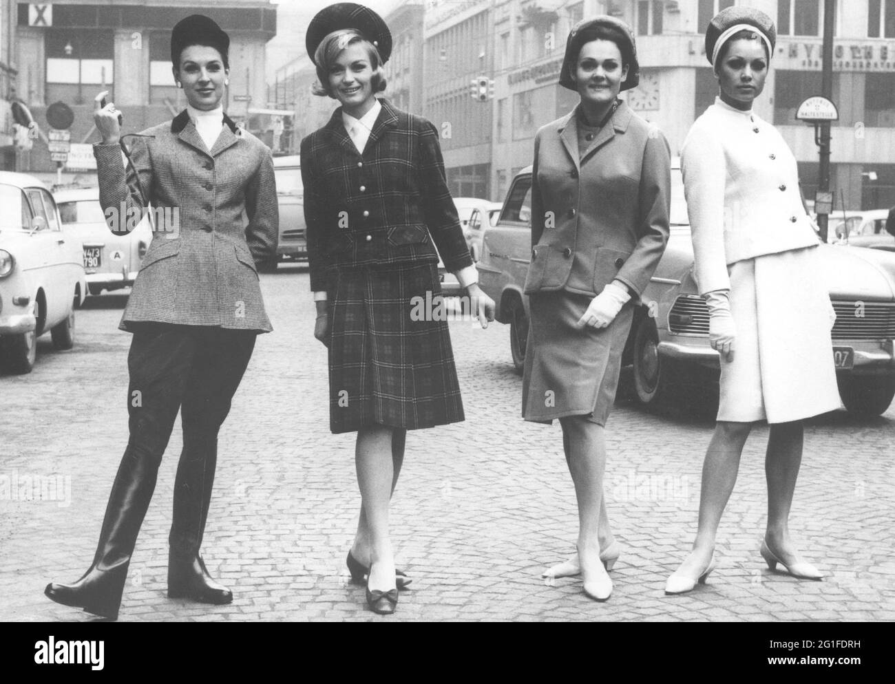 moda, anni '60, streetwear, tuta da donna, tuta da pilota, Abito controllato giacca ensemble, DIRITTI-AGGIUNTIVI-AUTORIZZAZIONE-INFO-NON-DISPONIBILE Foto Stock