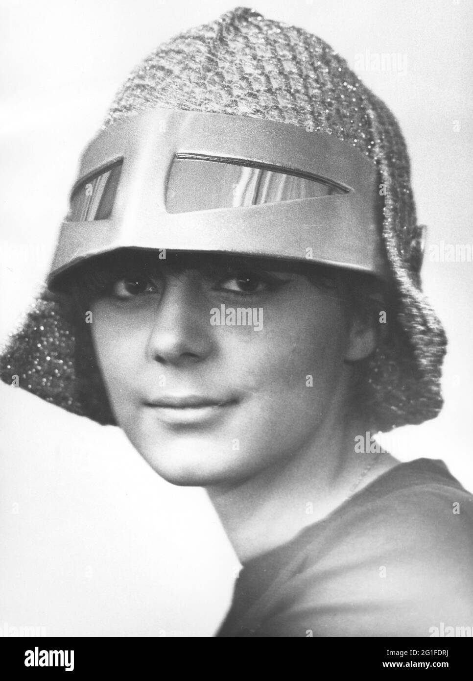 Moda, anni '60, cappelli, moda donna, modello con cappello in stile cavalieri, DIRITTI AGGIUNTIVI-CLEARANCE-INFO-NON-DISPONIBILE Foto Stock