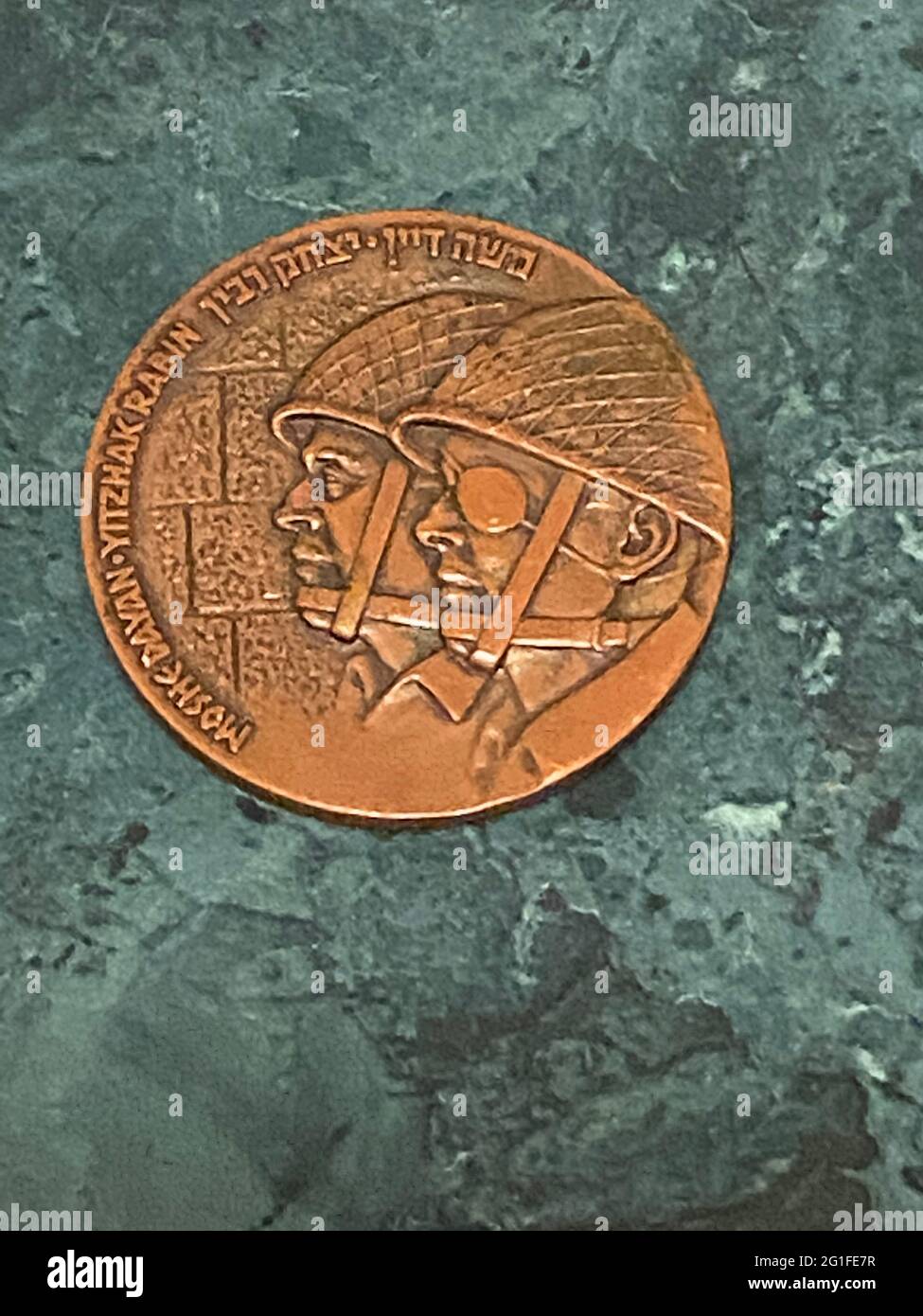 Una moneta che mostra i profili di Moshe Dayan & Yitzhak Rabin commemorando la vittoria di Israele nella guerra dei sei giorni all'inizio di giugno 0f 1967 Foto Stock