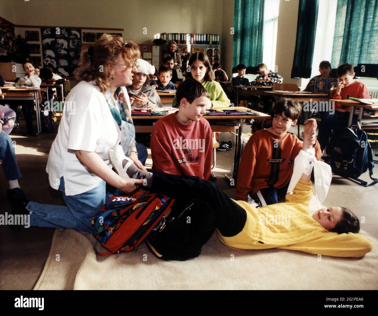 Istruzione, scuola, lezioni, infermiera Heidi Kroker che dà lezioni di primo soccorso, classe 4a, DIRITTI-AGGIUNTIVI-AUTORIZZAZIONE-INFO-NON-DISPONIBILE Foto Stock
