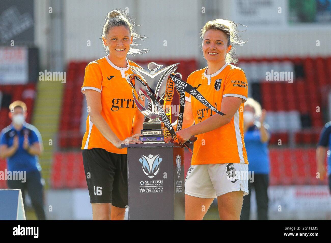 Cumbernauld, Regno Unito. 06 giugno 2021. Il Glasgow City FC è incoronato Champions League per la quattordicesima stagione consecutiva. Il Trofeo è presentato a Glasgow City Leanne Ross (n° 16) & Jo Love (n° 6) dopo la Scottish Building Society Scottish Women's Premier League 1 Fixture Glasgow City FC vs Rangers FC, Broadwood Stadium, Cumbernauld, North Lanarkshire, 06/06/2021 | Credit: Colin Poultney/Alamy Live News Foto Stock