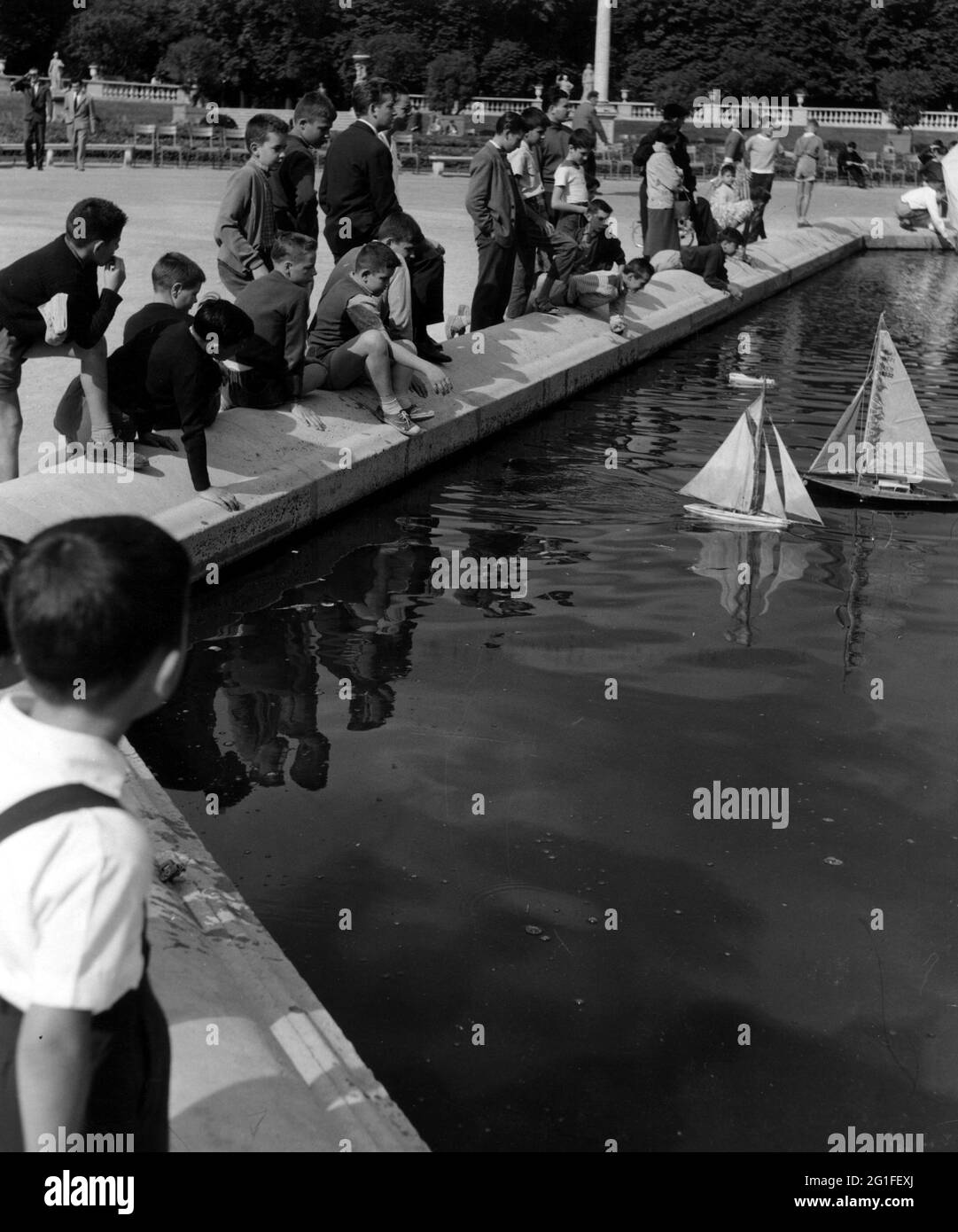 Hobby, model-making, bambini con navi modello, Jardin de Luxembourg, Parigi, anni 50, DIRITTI-AGGIUNTIVI-AUTORIZZAZIONE-INFO-NON-DISPONIBILE Foto Stock
