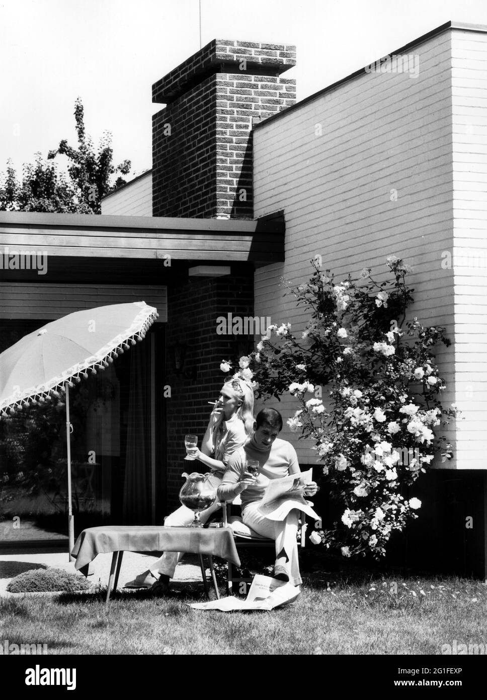 Persone, coppie, cibo e bevande, coppia sulla terrazza bere un bicchiere punchbowl, anni '60 più tardi, DIRITTI-AGGIUNTIVI-CLEARANCE-INFO-NON-DISPONIBILE Foto Stock