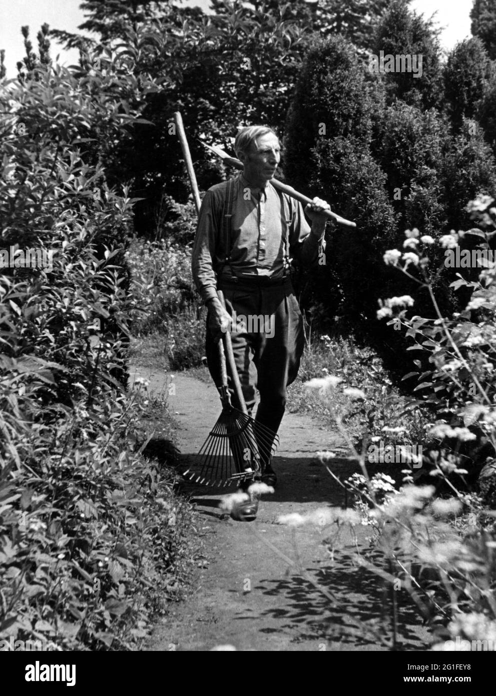 Hobby, giardino, giardinaggio, uomo con rastrello e pala in giardino, anni '60, DIRITTI AGGIUNTIVI-CLEARANCE-INFO-NON-DISPONIBILE Foto Stock