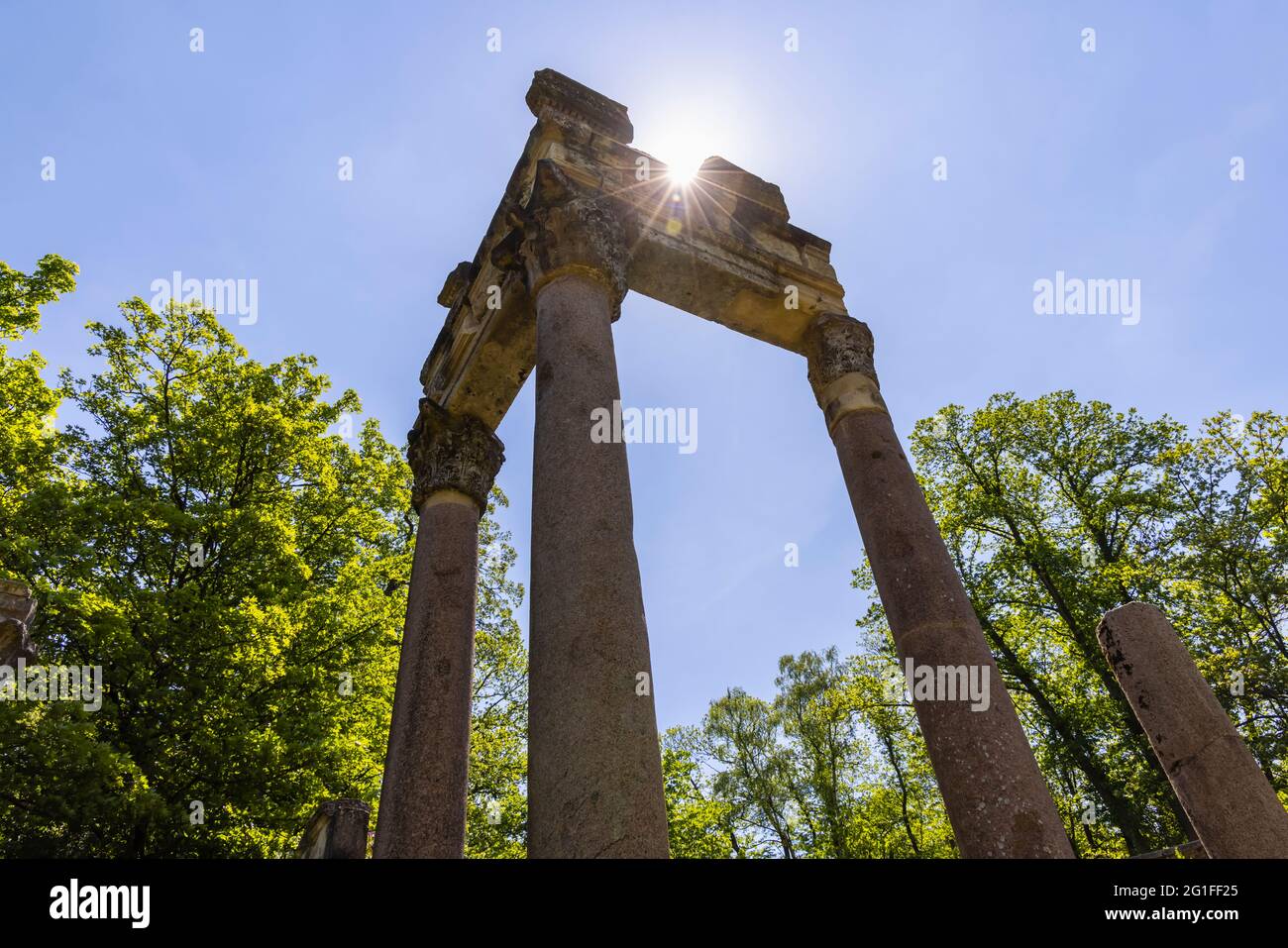Le rovine, una disposizione georgiana di colonne romane di Leptis Magna, pietra e rovine in Virginia Water, Windsor Great Park, Surrey, Regno Unito Foto Stock