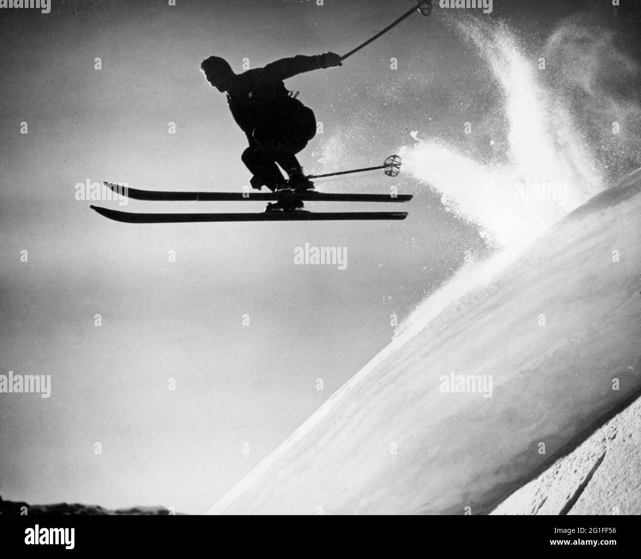 Sport, sport invernali, sci alpino, sciatore durante il salto su un pendio ripido, retroilluminazione, 60, DIRITTI-AGGIUNTIVI-INFORMAZIONI-AUTORIZZAZIONE-NON-DISPONIBILI Foto Stock
