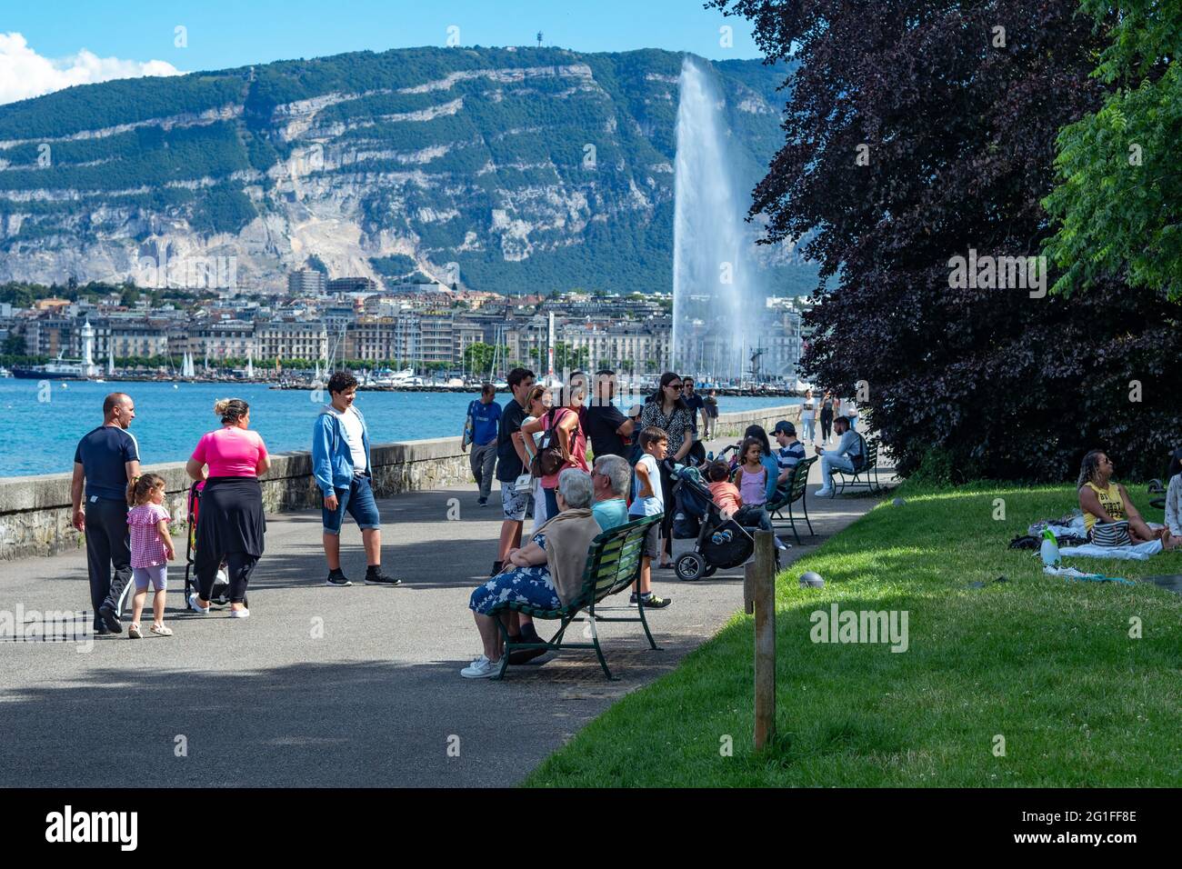 Ginevra, Svizzera - 20 giugno 2020: Vivace passeggiata con lago e skyline Foto Stock