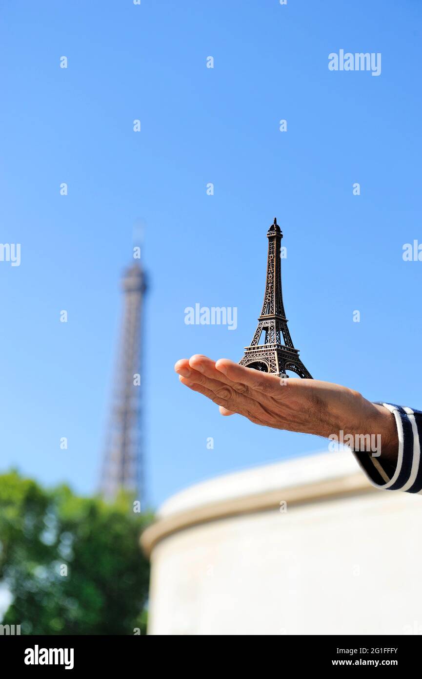 FRANCIA, PARIGI (75) 7 E 16 ° ARRONDISSEMENT, LITTLE TOUR EIFFEL SOUVENIR Foto Stock