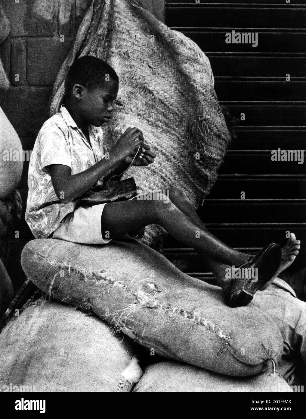Geografia / viaggio, Haiti, città, Port-au-Prince, persone, Il giovane haitiano sta riparando le sue scarpe, 1970, ULTERIORI-DIRITTI-CLEARANCE-INFO-NON-DISPONIBILE Foto Stock