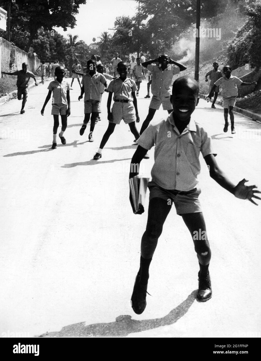 Geografia / viaggio, Haiti, città, Port-au-Prince, persone, Ragazzi in strada, 1970, DIRITTI-AGGIUNTIVI-AUTORIZZAZIONE-INFORMAZIONI-NON-DISPONIBILI Foto Stock