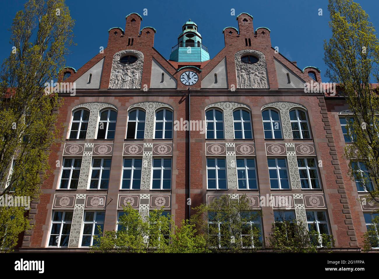 Facciata principale della Scuola elementare Dr.Theo Schoeller, costruita nel 1900, Norimberga, Franconia Centrale, Baviera, Germania Foto Stock