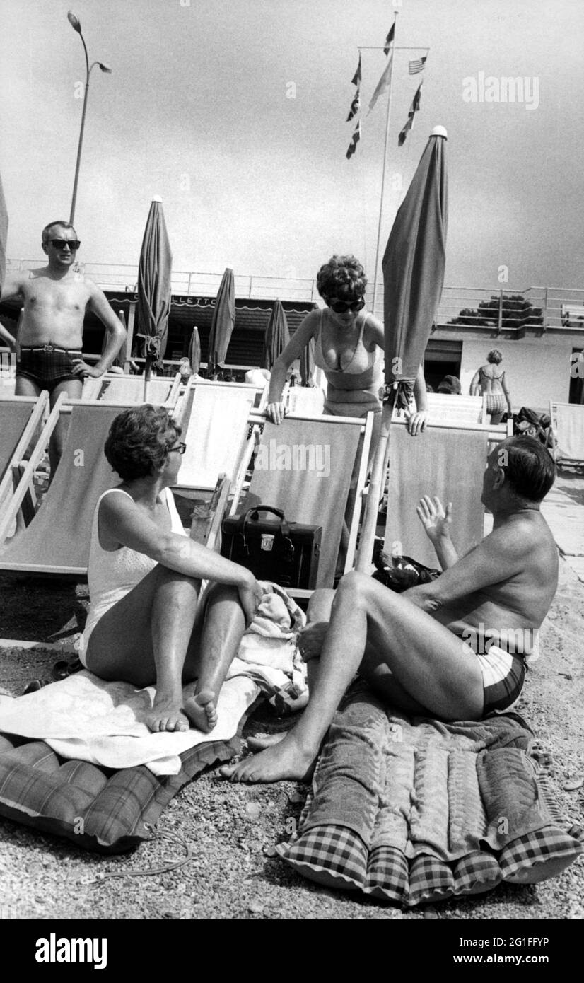 turismo, vita da spiaggia, vacanzieri in Italia, anni '60, DIRITTI-AGGIUNTIVI-CLEARANCE-INFO-NON-DISPONIBILE Foto Stock