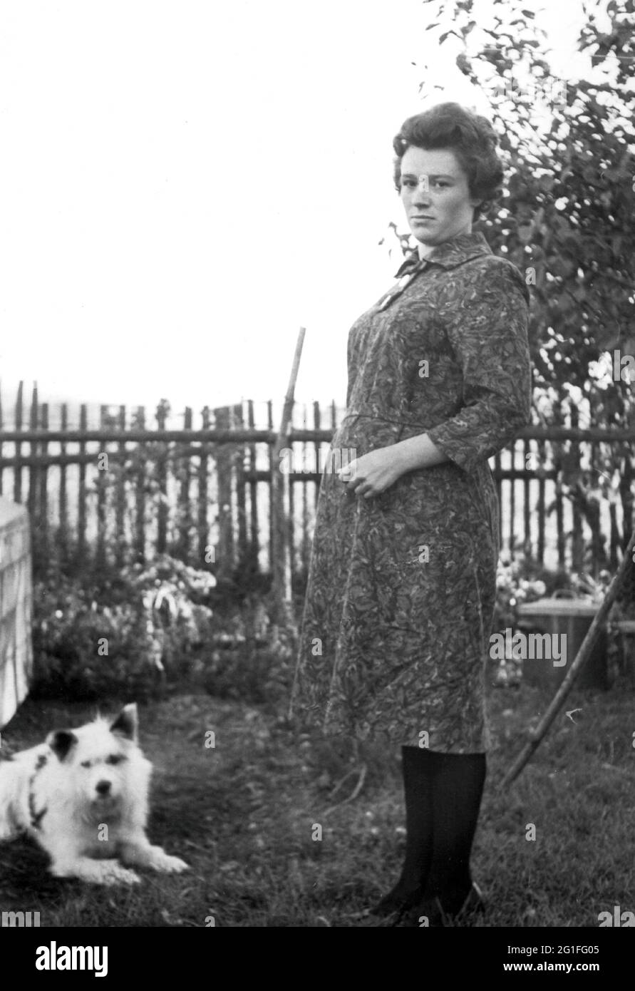 Persone, donne, donna incinta, donna con cane in giardino, anni 60, DIRITTI AGGIUNTIVI-CLEARANCE-INFO-NON-DISPONIBILE Foto Stock
