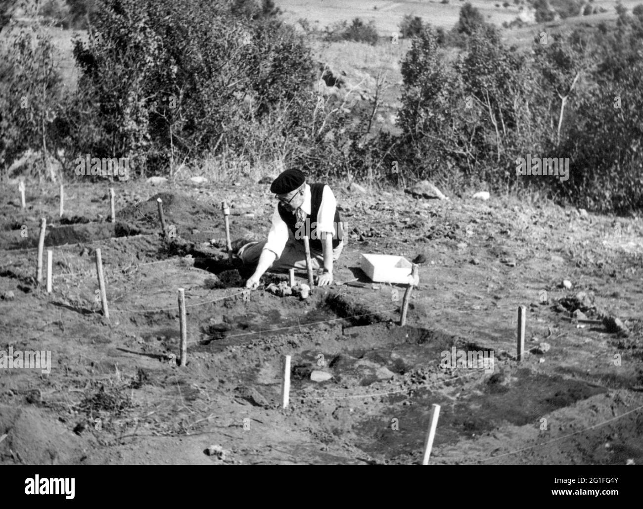 Gustav VI. Adolf, 11.11.1882 - 15.9.1973, Re di Svezia 1950 - 1973, mezza lunghezza, durante lo scavo, set, DIRITTI-AGGIUNTIVI-CLEARANCE-INFO-NON-DISPONIBILE Foto Stock