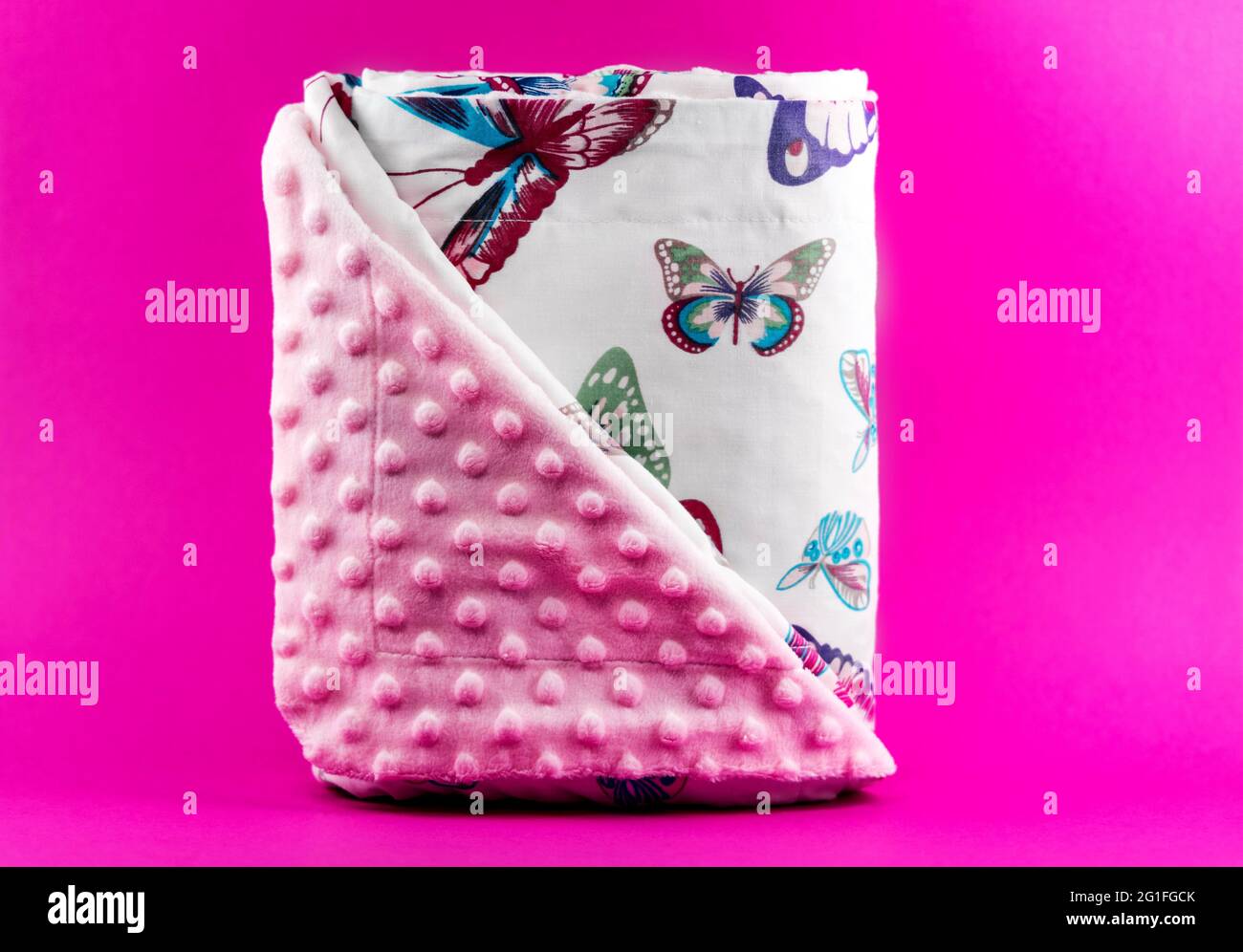 Dolce e carina coperta rosa con farfalla modello isolato su sfondo rosa Foto Stock