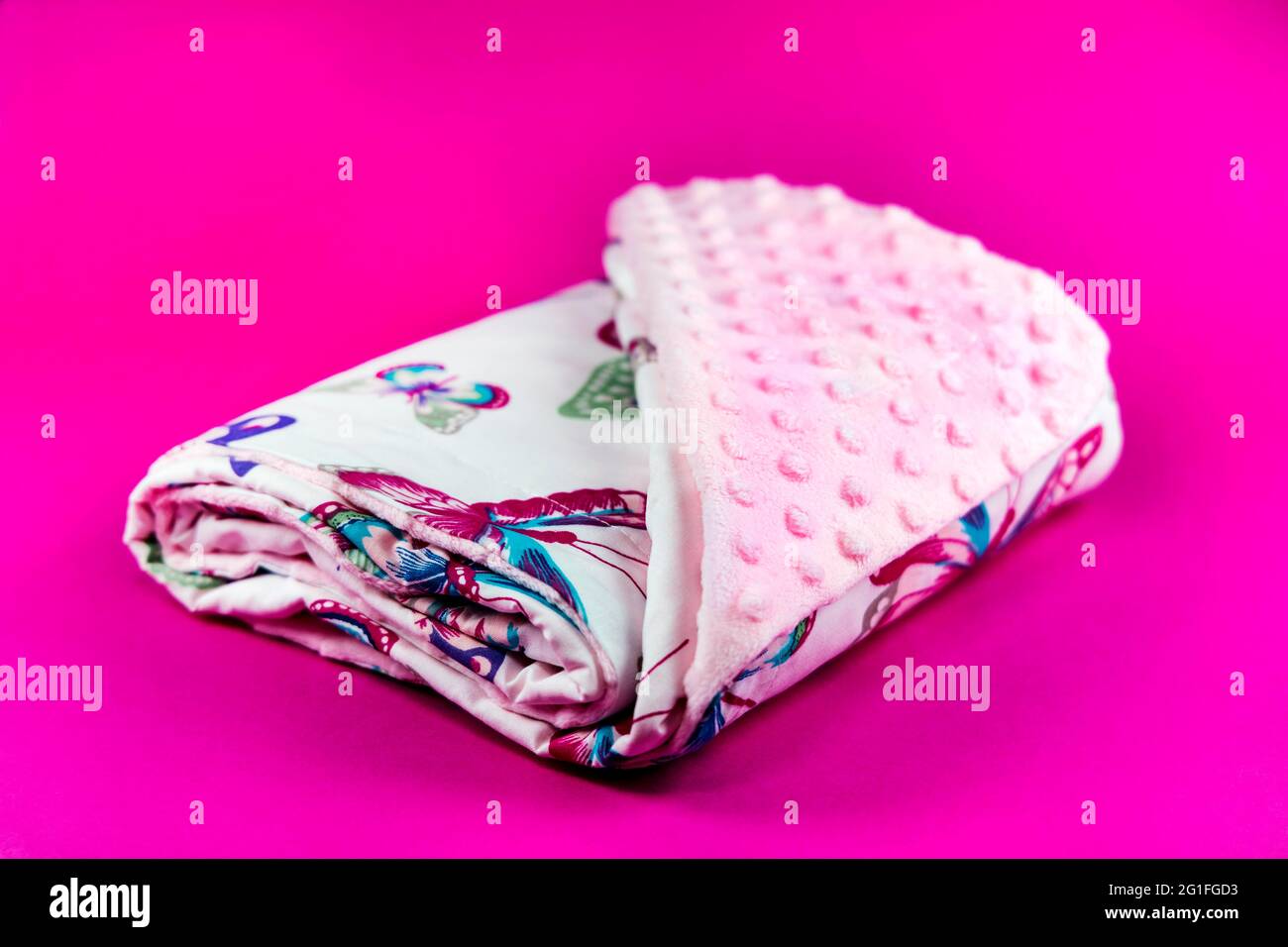Dolce e carina coperta rosa con farfalla modello isolato su sfondo rosa Foto Stock