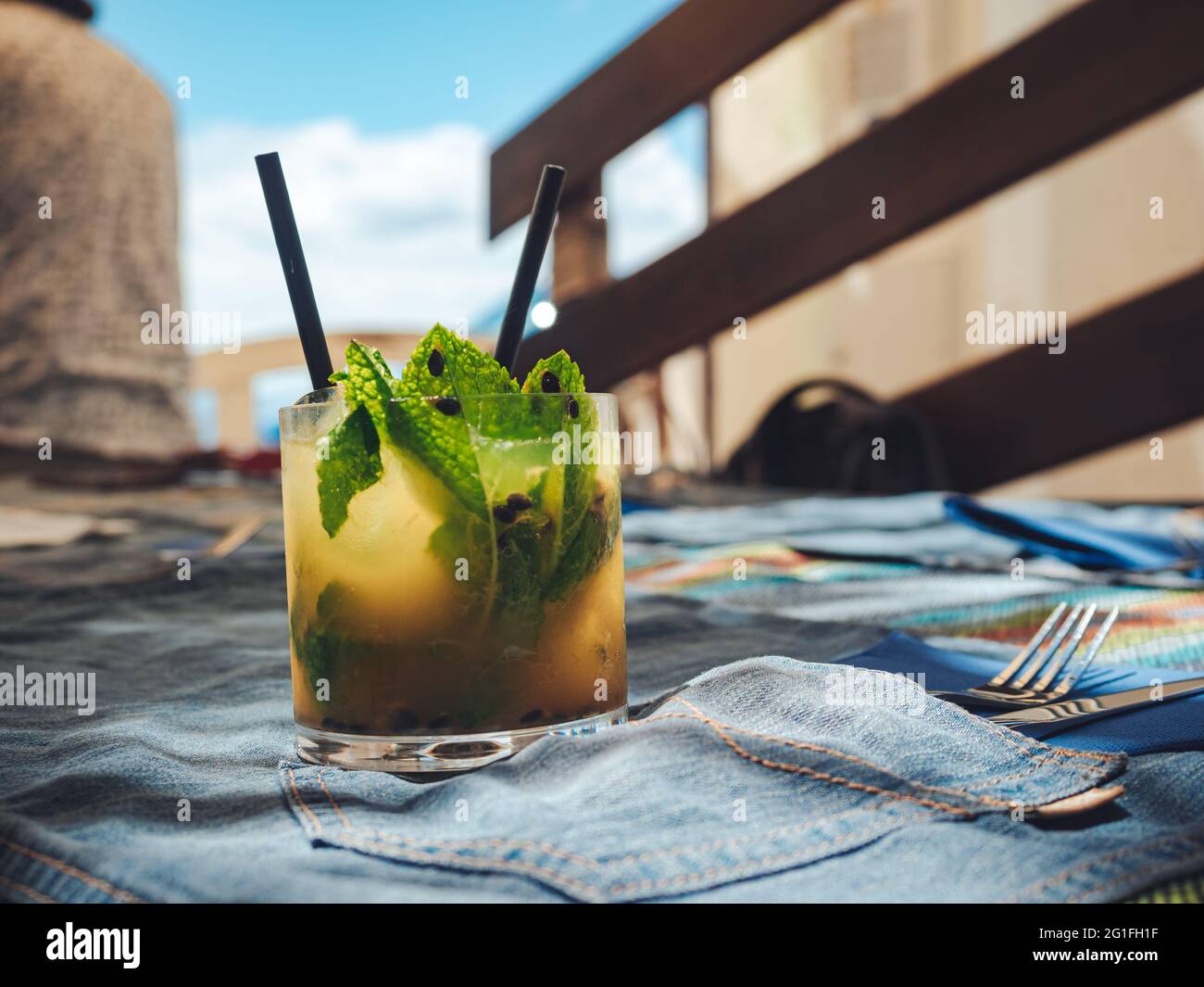 Bicchiere di fresco mojito mango freddo sul tavolo Foto Stock