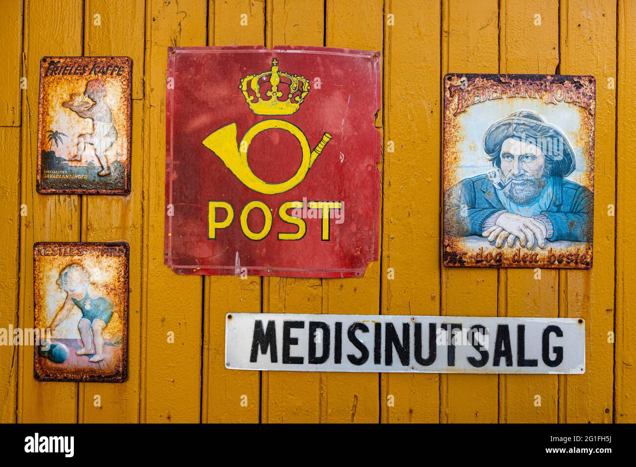 Cimeli nostalgici a Nusfjord, Lofoten, Norvegia Foto Stock