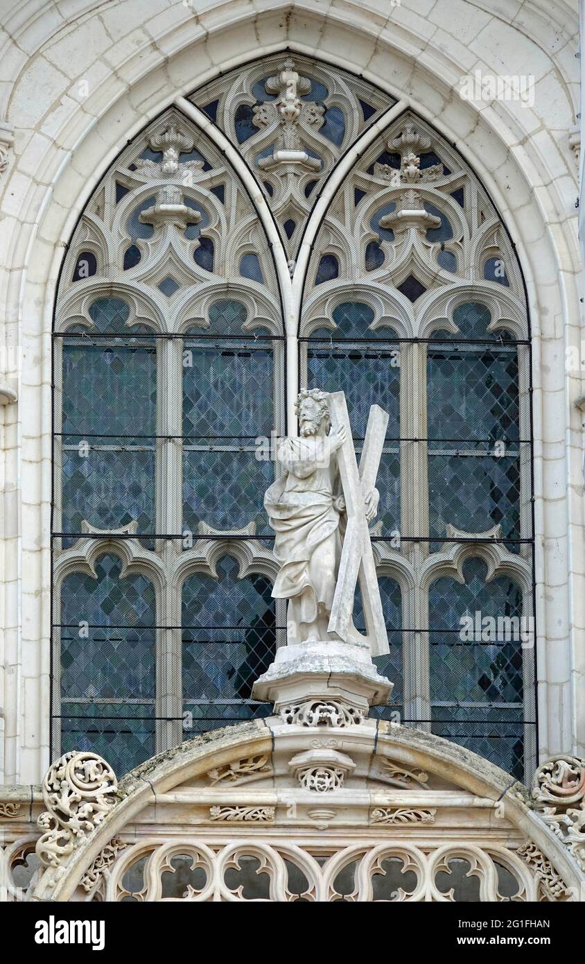 Statua di Cristo sopra l'Hauportal, ex monastero di Brou, monasterio reale de Brou dell'Ordine Agostiniano in stile tardo gotico, Abbazia come sepoltura Foto Stock