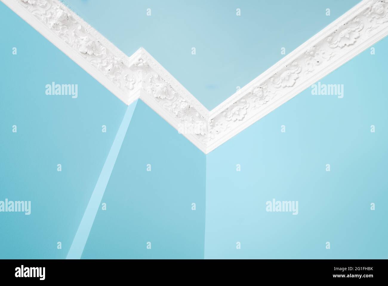 soffitto in stucco e pareti dipinte di blu rinnovato appartamento - Foto Stock