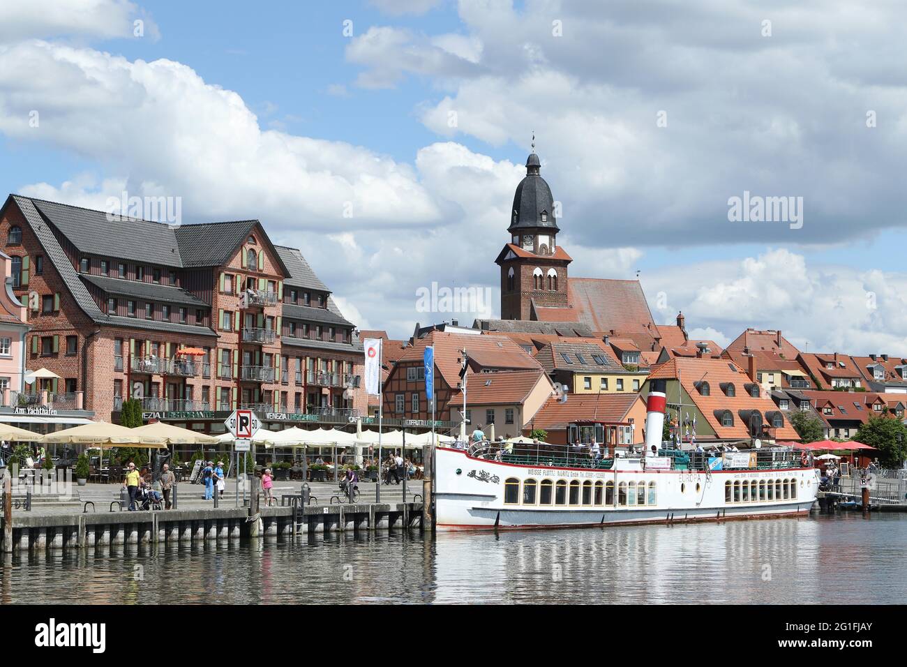 Nave a vapore Europa, nave da escursione della flotta bianca al molo di Waren (Mueritz), Meclemburgo-Pomerania occidentale, Germania Foto Stock