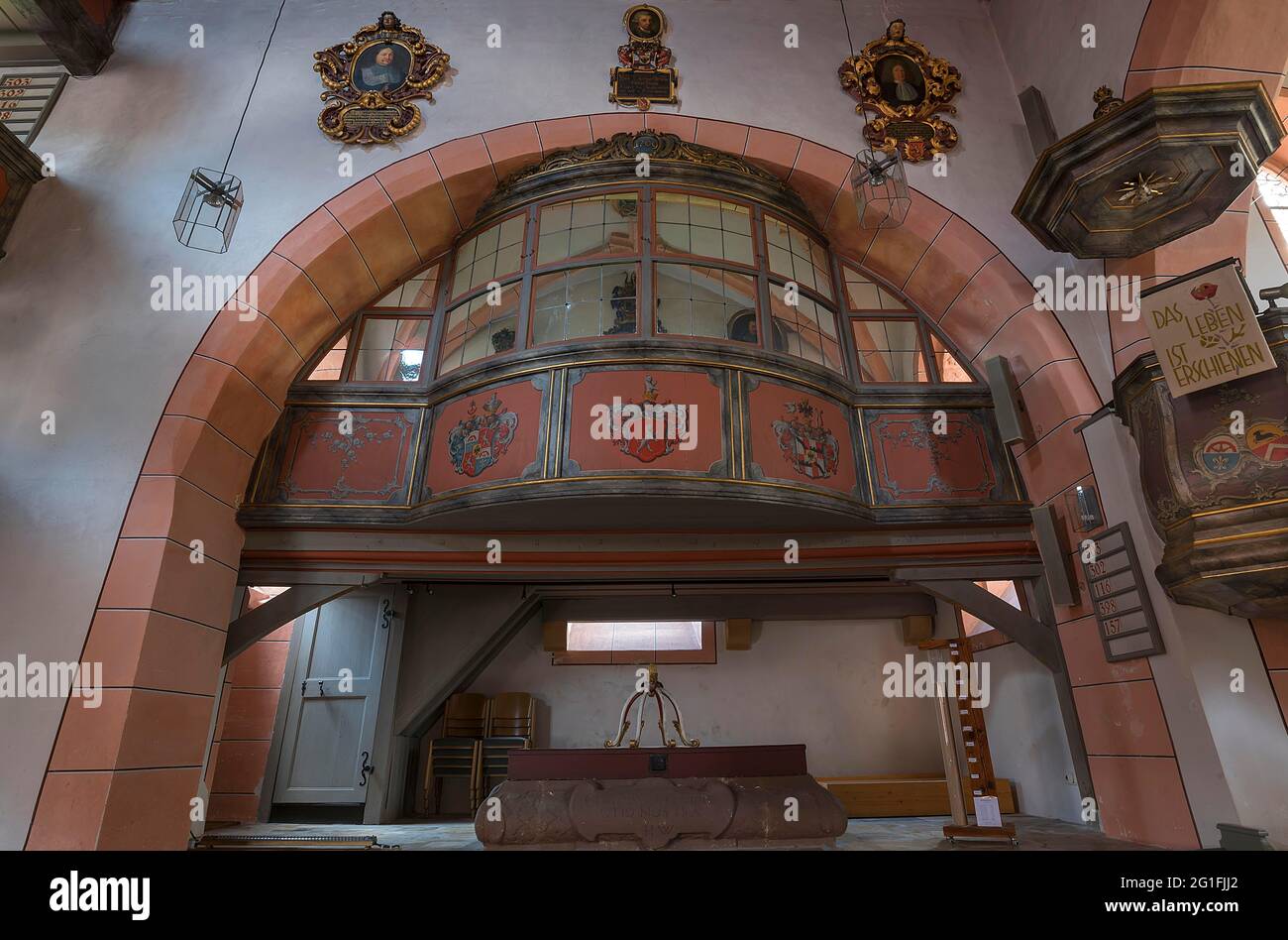 Box patronato nel Bartolomaeuskirche in stile tardo romanico, Kirchensittenbach, Franconia centrale, Baviera, Germania Foto Stock