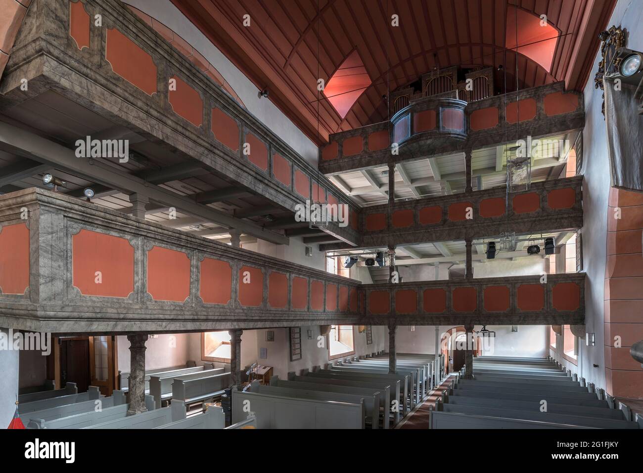 Gallerie a più piani nella Bartolomaeuskirche in stile tardo romanico, Kirchensittenbach, Franconia centrale, Baviera, Germania Foto Stock