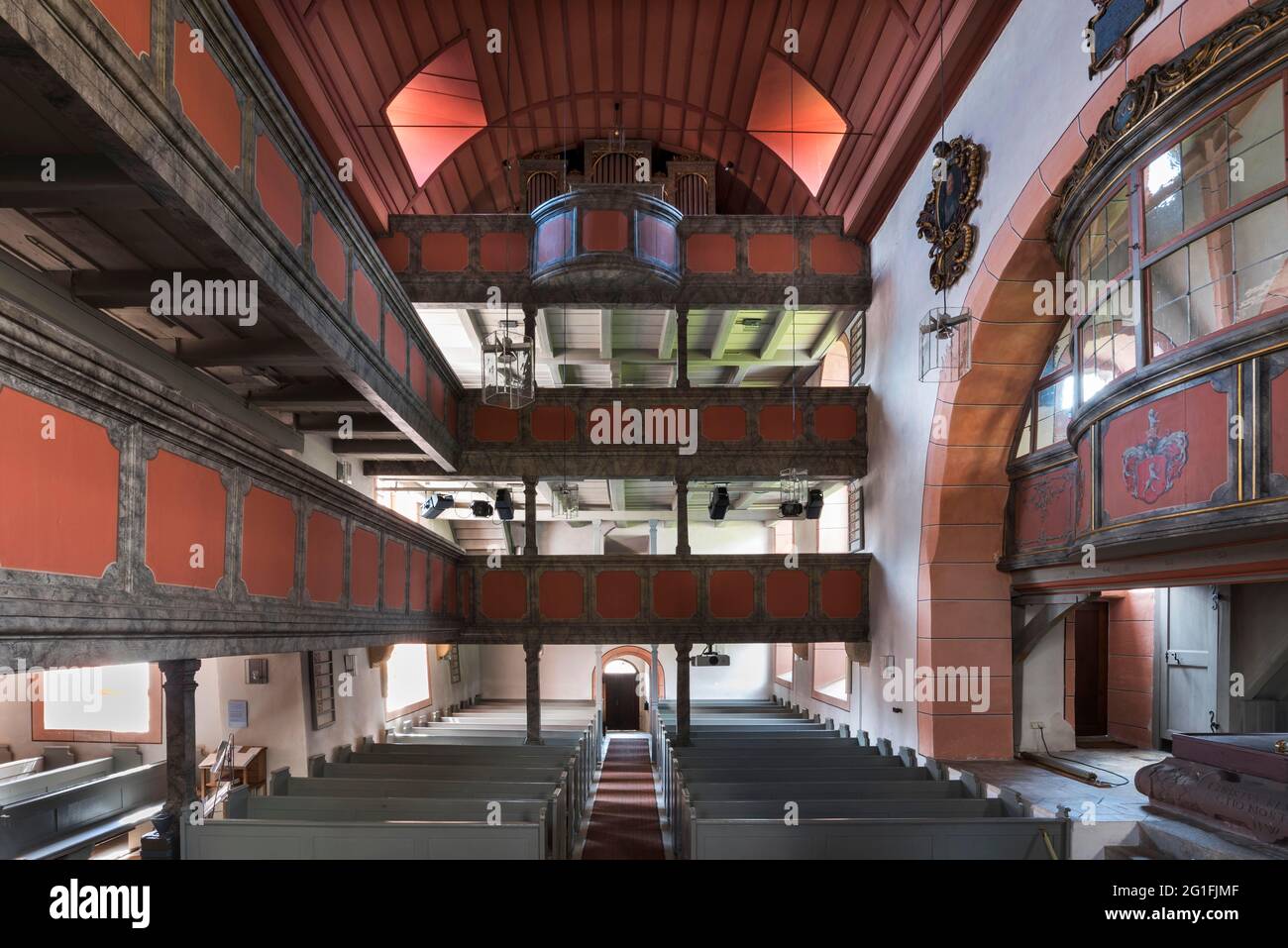 Gallerie a più piani nella Bartolomaeuskirche in stile tardo romanico, Kirchensittenbach, Franconia centrale, Baviera, Germania Foto Stock