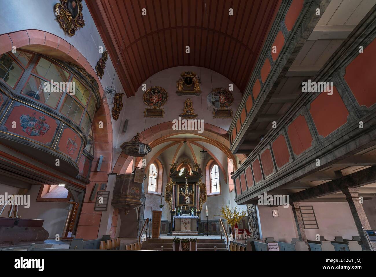 Interno con altare e scatola patronato a sinistra, Bartolomaeuskirche, stile architettonico tardo romanico, Kirchensittenbach, Franconia centrale Foto Stock