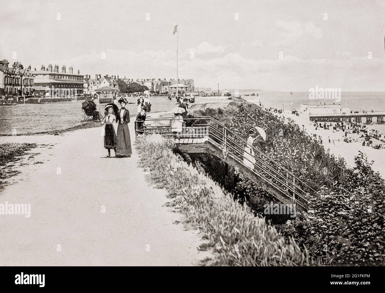 Una vista del tardo 19 ° secolo di Clacton-on-Sea, Essex, Inghilterra, fondata da Peter Bruff nel 1871 come stazione balneare. Originariamente il mezzo principale di accesso era via mare; le navi a vapore gestite dalla Woolwich Steam Packet Company attraccavano dal 1871 al molo di Clacton, che aprì lo stesso anno. Il molo ora offre una galleria di divertimenti e molte altre forme di intrattenimento. Foto Stock
